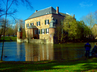 [Photo of
Kasteel Erenstein after the additional application of Enhance
Colors]