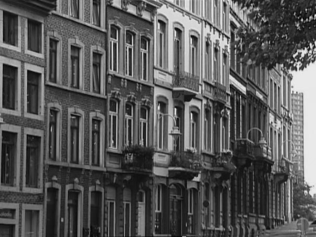 [Black and white picture of 
row of houses in Liège]